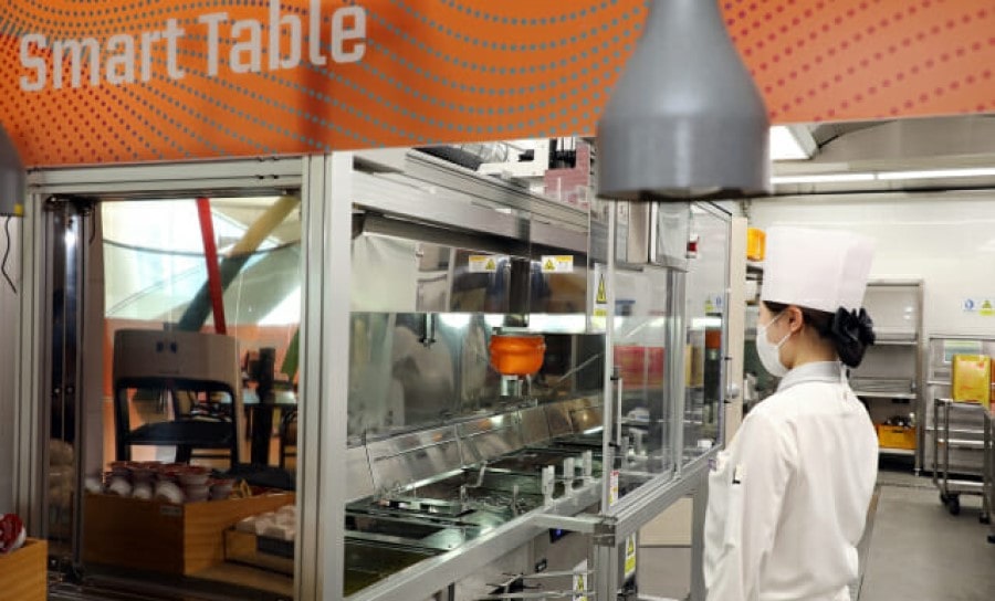 강원랜드 하이원 그랜드 호텔 내 '스마트 테이블' 조리 로봇