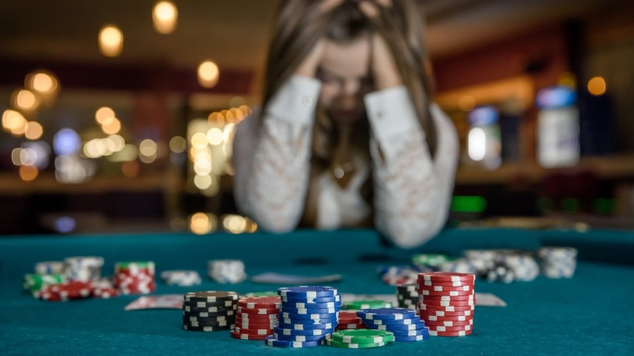 연령대가 낮을 수록 도박 중독의 위험성 증가