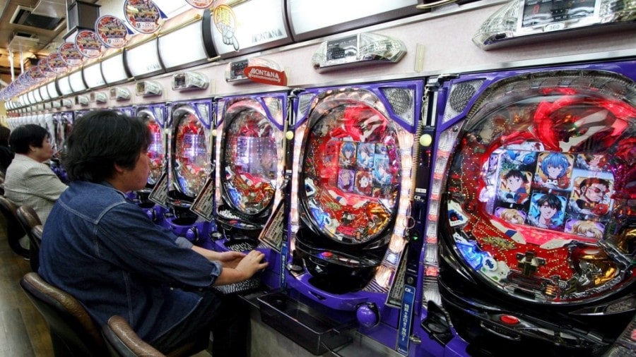 일본의 한 파친코 게임장에서 파친코 게임을 즐기는 모습