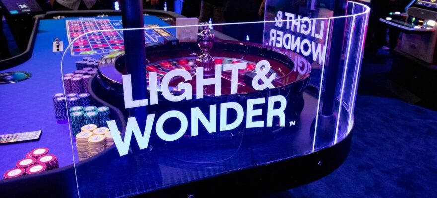 라이트앤원더, 아리스토크랏과 갈등 격화