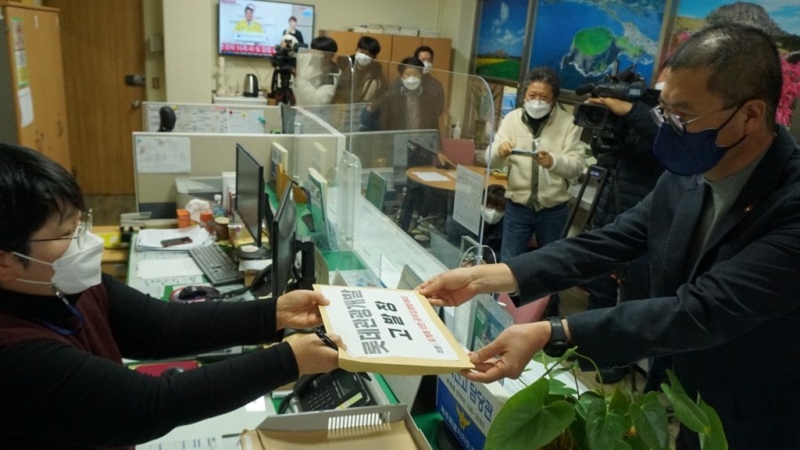 2021년 2월 26일 공무집행방해 혐의로 롯데관광개발을 고발하는 홍영철 제주참여환경연대 대표