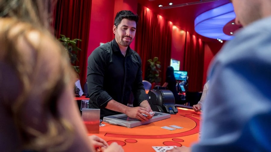 딜러들의 감정 노동을 이해하고 근무 환경 개선해야